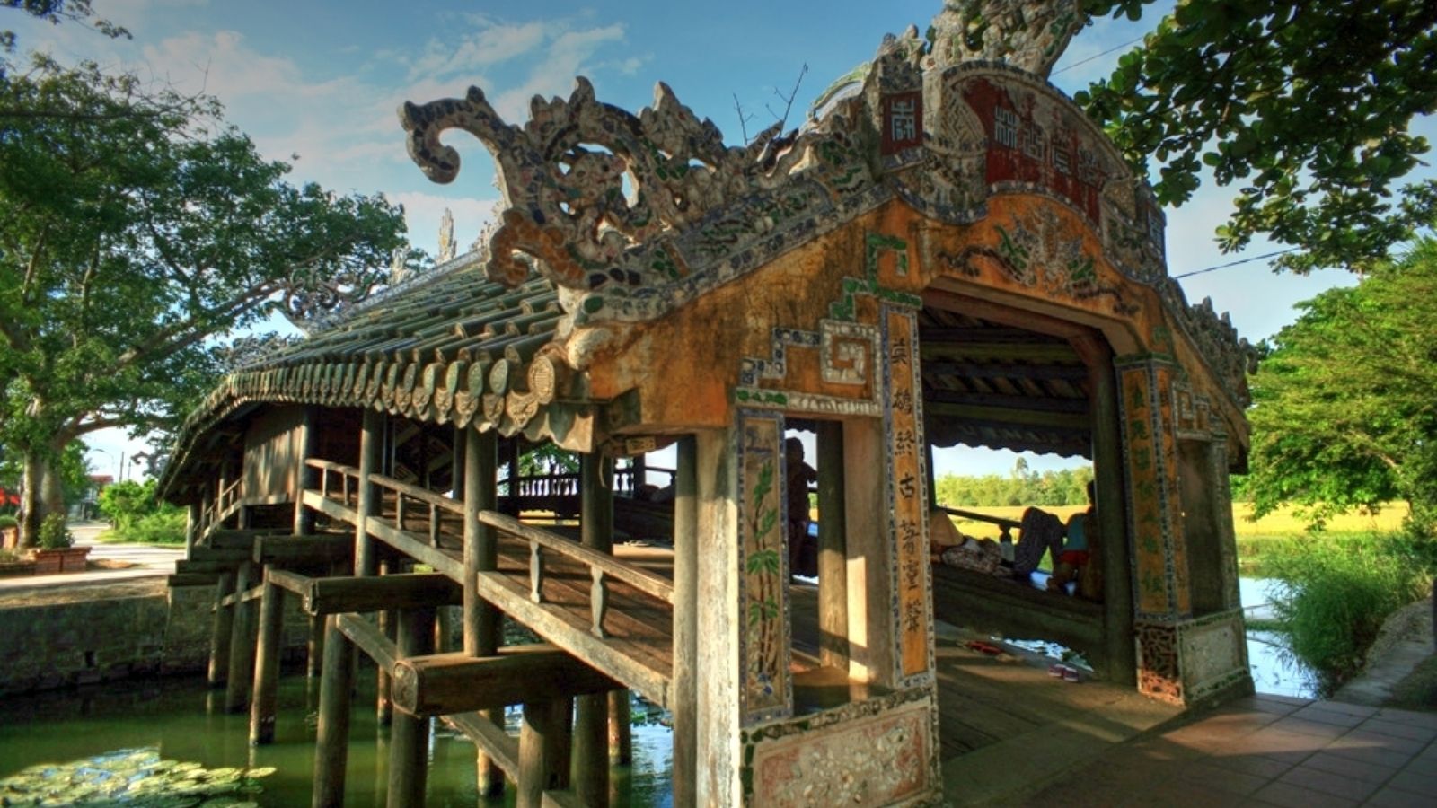 Architectural Features of the House Above Bridge Style