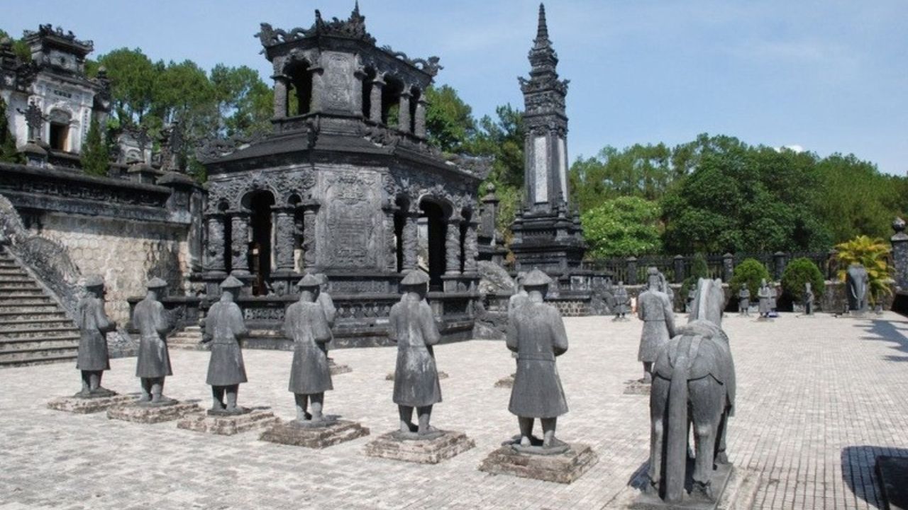 Bái Đính Yard (Salutation Court)