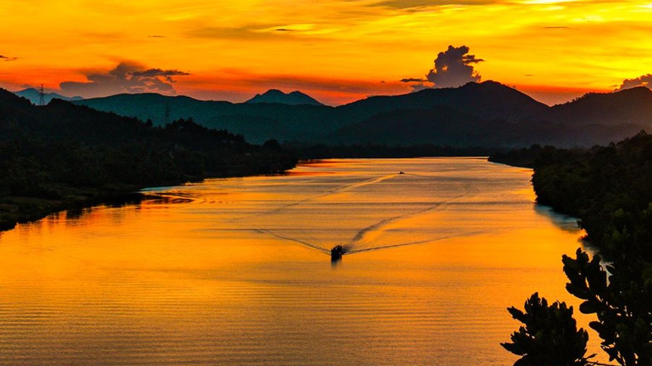 Best Time to Visit Huong River