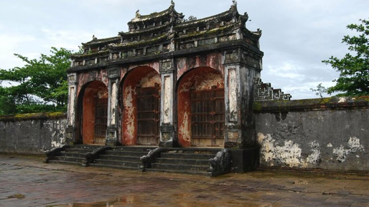 Dai Hong Mon and the Honor Courtyard