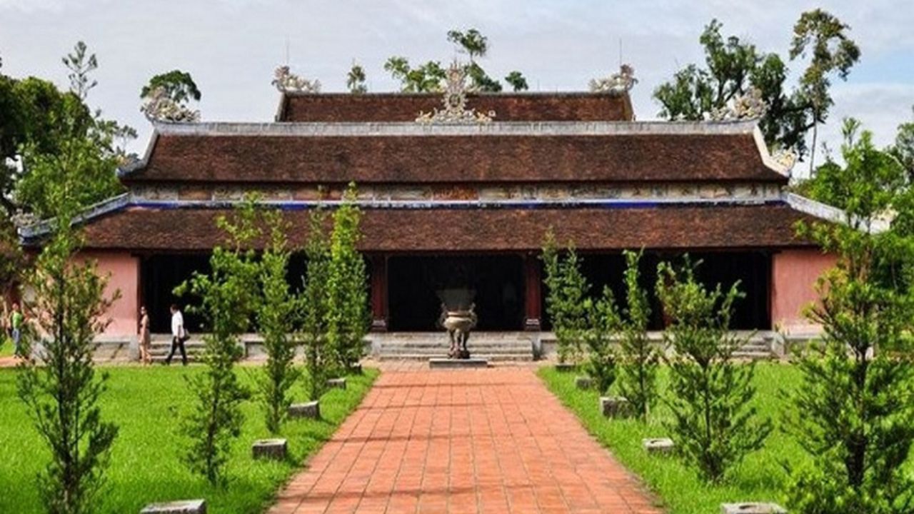 Dai Hung Shrine & Outer Grounds