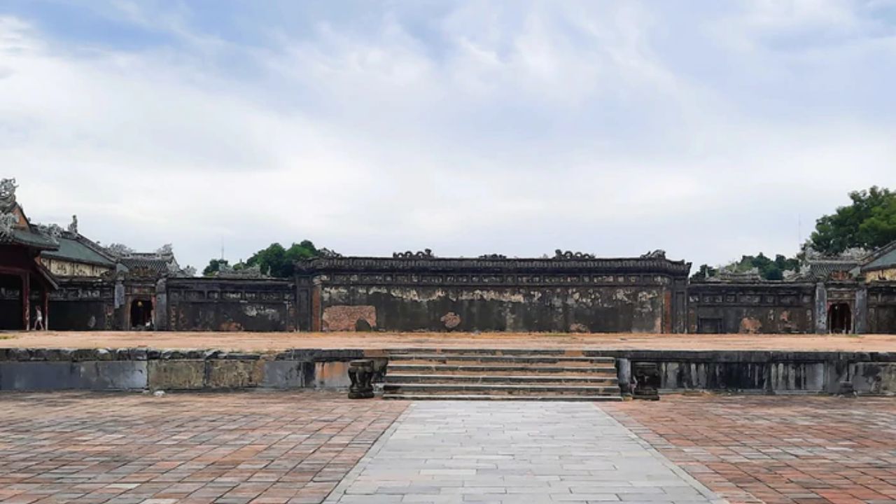 Main Gates and Central Enclosure Specifications