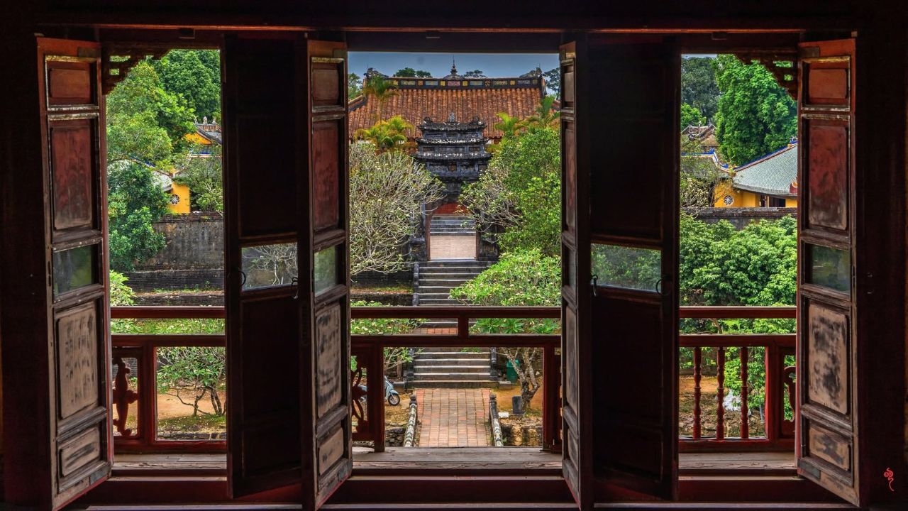 Minh Lau Pavilion and Lake Areas