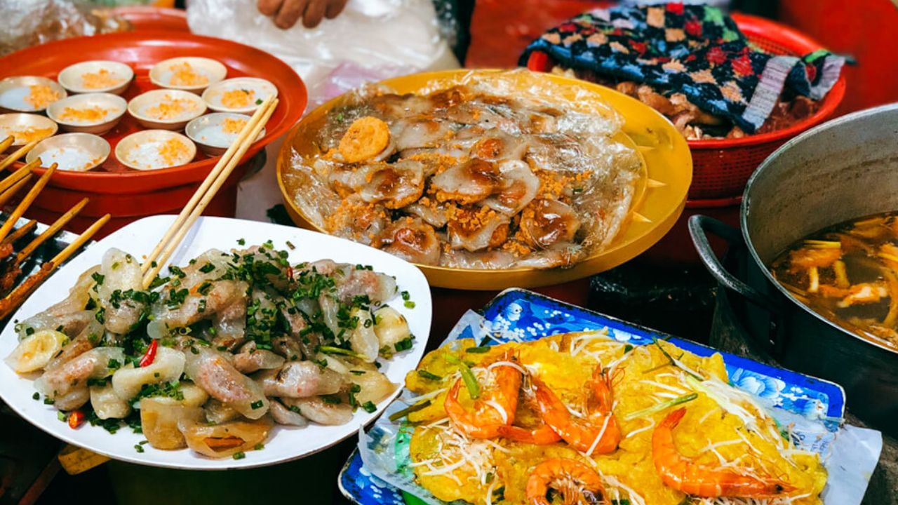 Must-Try Street Food Dishes at the Dong Ba Food Court