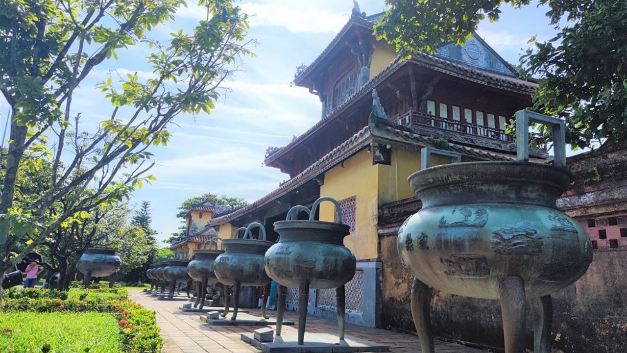 Nine Dynastic Urns (Cửu Đỉnh)