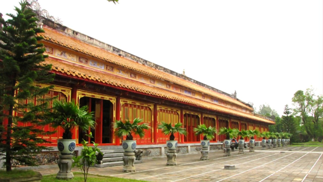 The Mieu temple (Thế Miếu)