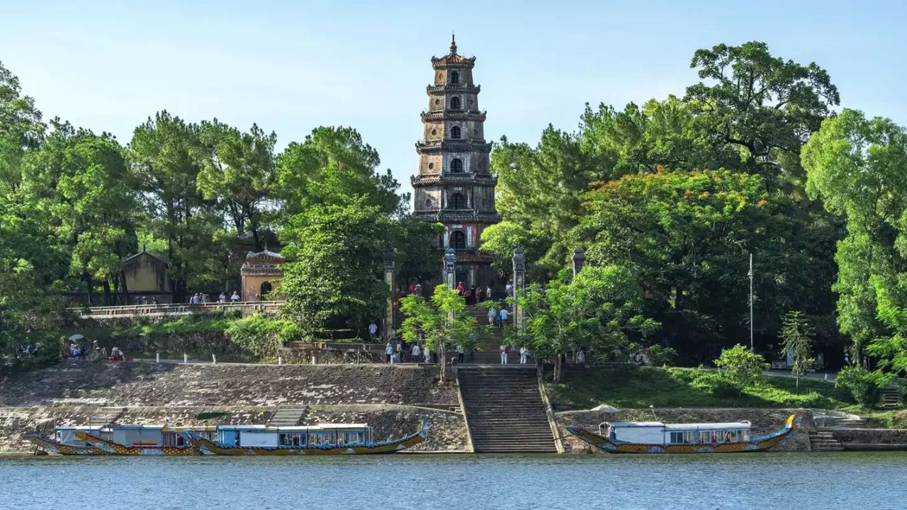 Visit Thien Mu Pagoda