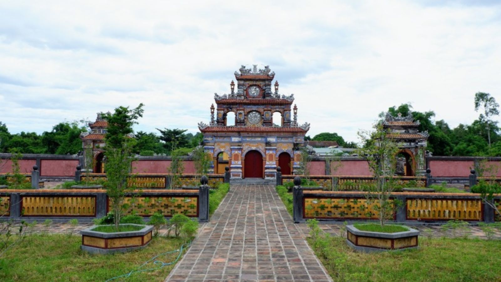 Practical Visitor Guide to The Tomb of Duc Duc